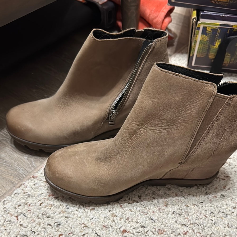 GREAT FOR FALL SOREL Women's Tan Ankle Boots